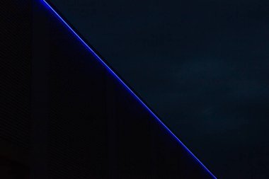 Geceleri Güney Almanya'da mavi neon ışıklı bina Sanayi 