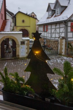 Noel dekorasyon cephe ve windows ile led ışık ve yeşil dallar