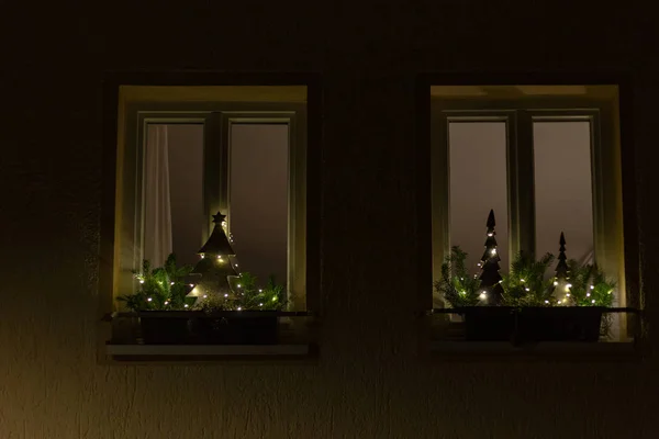 Decoración Navidad Fachada Ventanas Con Luces Led Ramas Verdes Pequeño — Foto de Stock