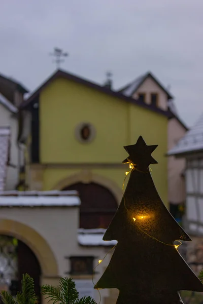 Decoración Navidad Fachada Ventanas Con Luces Led Ramas Verdes — Foto de Stock