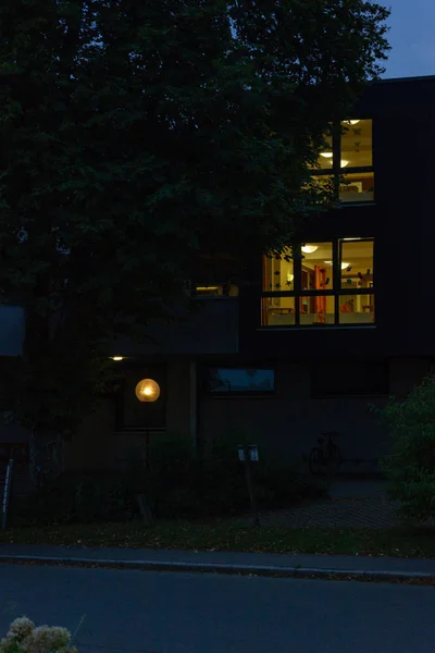 Edificio Fachada Ventana Atardecer Con Lámparas Luces Zona Sur Alemania — Foto de Stock