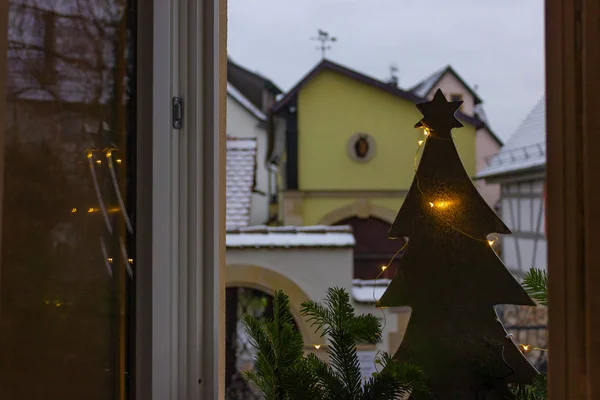 Xmas Decoratie Van Gevel Ramen Met Led Verlichting Groene Takken — Stockfoto