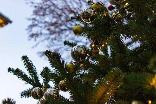 Árbol Navidad Decorado Cielo Azul Sur Alemania Advenimiento Diciembre Mes — Foto de Stock
