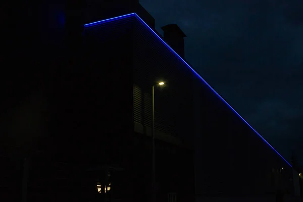 Gedung Industri Malam Hari Dengan Lampu Neon Biru Selatan Germany — Stok Foto