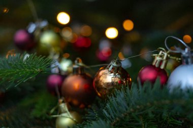 parlak Noel topları Pazar advent ay Aralık içinde ağaç üzerinde