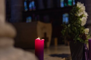 advent Noel zamanı Aralık ayındaki kilisede mor mum