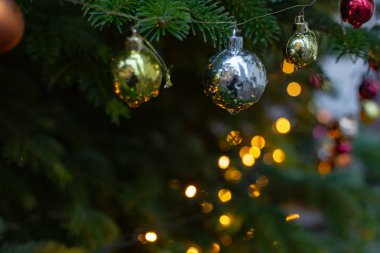 parlak Noel topları Pazar advent ay Aralık içinde ağaç üzerinde