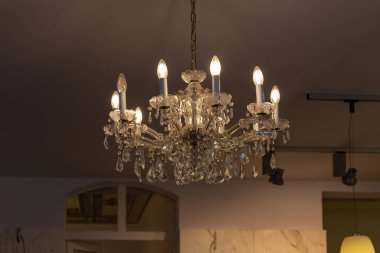 Yansıtılmış kafe pencere cephesi Güney Almanya'nın tarihi şehir içinde akşam parlaklık ile