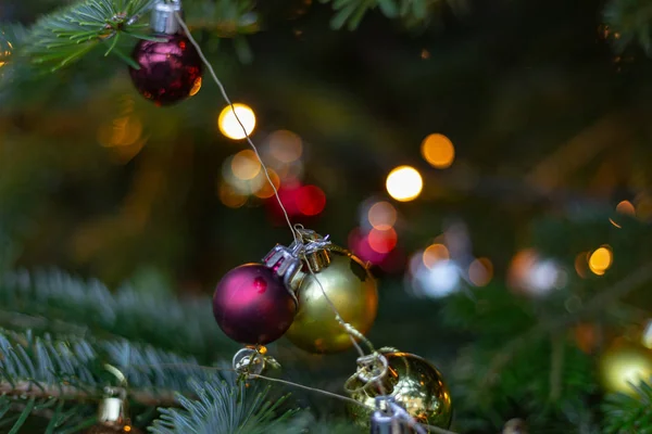 Glanzende Kerstballen Boom Markt Komst Maand December — Stockfoto