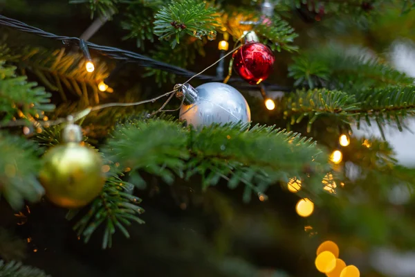 Bolas Navidad Brillantes Árbol Mercado Mes Diciembre Adviento — Foto de Stock