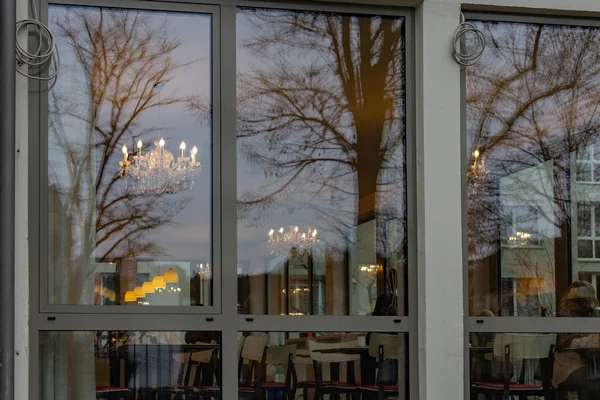 Tükrözött Café Ablak Homlokzat Csillogása Este Történelmi Város Dél Németország — Stock Fotó
