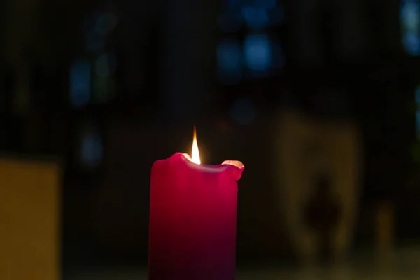 Veilchenkerze Der Kirche Zur Adventzeit Dezember — Stockfoto