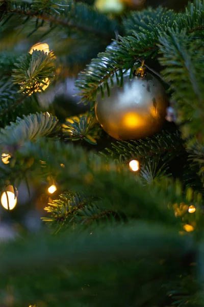 Glanzende Kerstballen Boom Markt Komst Maand December — Stockfoto