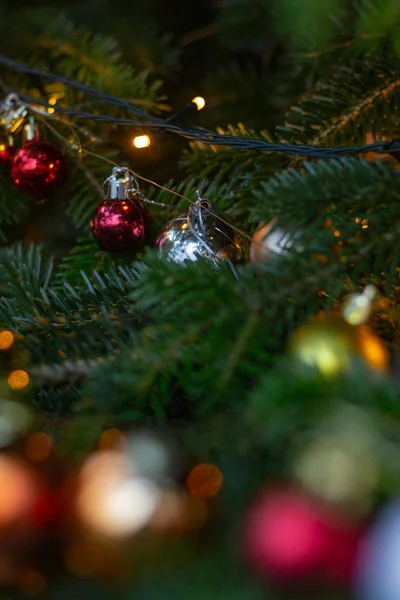 Glansiga Julgranskulor Träd Marknad Advent Månaden December — Stockfoto