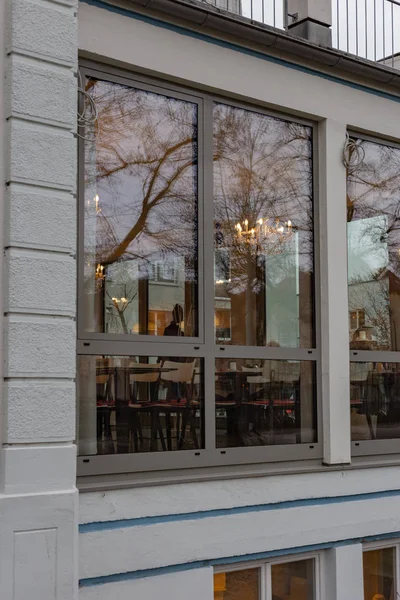 Miroir Façade Fenêtre Café Avec Lustre Soir Dans Ville Historique — Photo