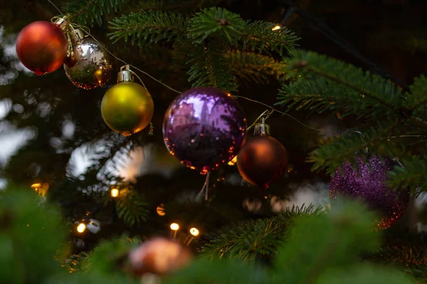 Boules Noël Brillantes Sur Arbre Marché Dans Mois Avènement Décembre — Photo