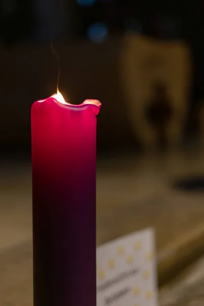 Vela Violeta Iglesia Tiempo Navidad Advenimiento Diciembre Mes —  Fotos de Stock