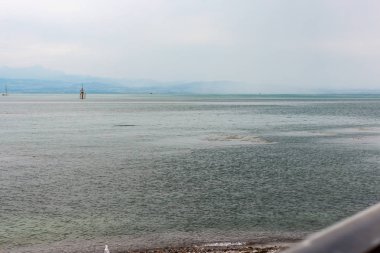 Bavyera Güney Almanya ve ufuktaki dağlar Konstanz Gölü, fırtınalı hava