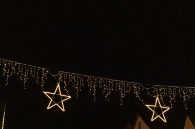 Noel yıldızı ve ışıklar Güney Alman advent ay Aralık kış akşam gece alışveriş merkezi