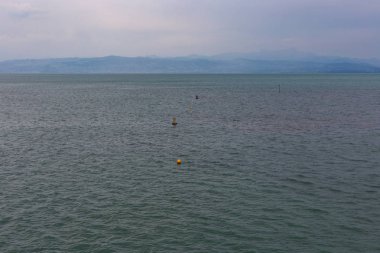 Bavyera Güney Almanya ve ufuktaki dağlar Konstanz Gölü, fırtınalı hava