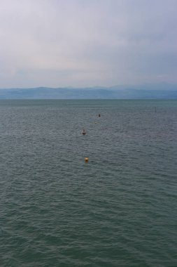 Bavyera Güney Almanya ve ufuktaki dağlar Konstanz Gölü, fırtınalı hava