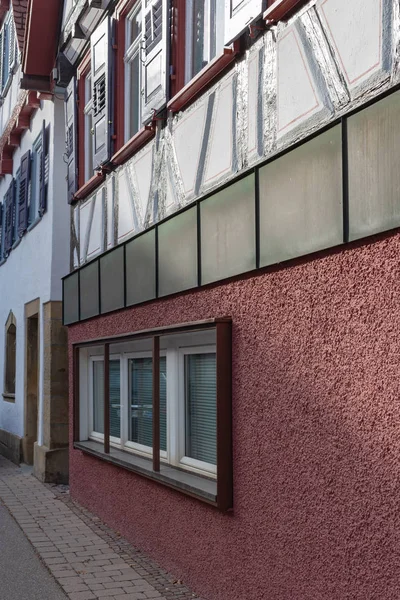 德国南部历史悠久的城市外立面窗户 — 图库照片