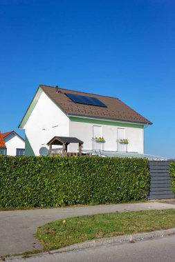 Güney Almanya'da güneşli öğleden sonra sonbahar Kasım itibariyle çatıda güneş paneli ile özel ana sayfa