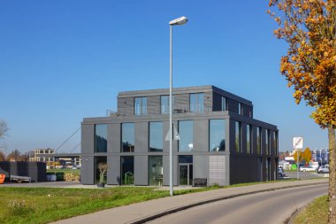 modern siyah office appartment mimarisi Güney Almanya Bavyera sonbahar güneş günü