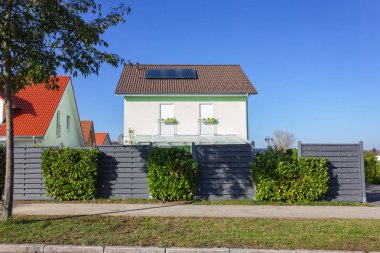 Güney Almanya'da güneşli öğleden sonra sonbahar Kasım itibariyle çatıda güneş paneli ile özel ana sayfa