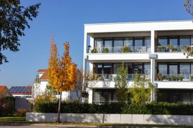 modern daire mimari güneye Alman Bavyera sonbahar güneş günü