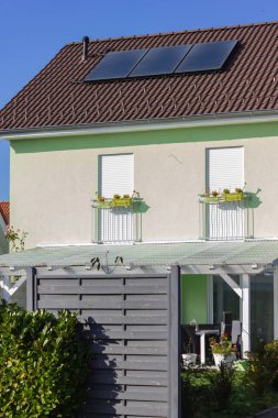 Güney Almanya'da güneşli öğleden sonra sonbahar Kasım itibariyle çatıda güneş paneli ile özel ana sayfa