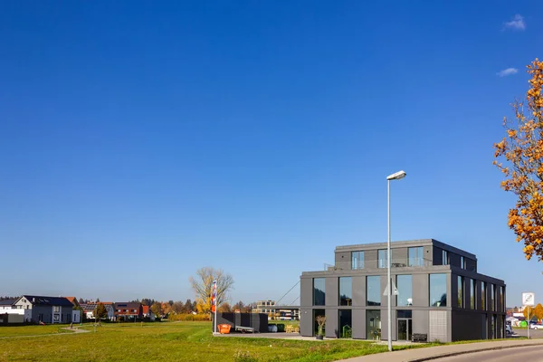 Moderne Schwarze Büroappartementarchitektur Süddeutschland Bayern Herbst Sonnenschein Tag — Stockfoto