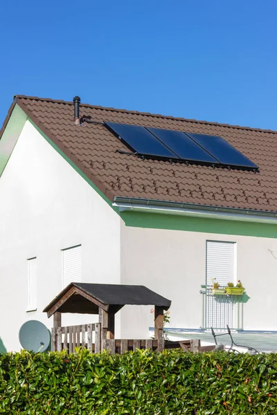 Privathaus Mit Solaranlage Auf Dem Dach Sonnigem Nachmittag Herbst November — Stockfoto