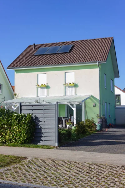 Privathaus Mit Solaranlage Auf Dem Dach Sonnigem Nachmittag Herbst November — Stockfoto