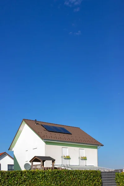 南ドイツの秋 月の晴れた日の午後に屋上にソーラー パネルと専用ホーム — ストック写真