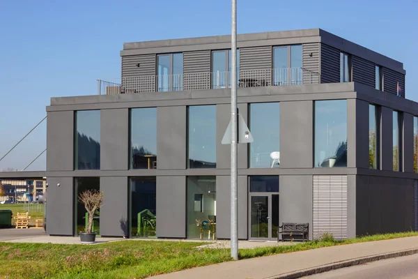 Moderne Schwarze Büroappartementarchitektur Süddeutschland Bayern Herbst Sonnenschein Tag — Stockfoto