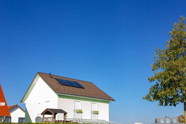 Casa Privada Con Panel Solar Azotea Tarde Soleada Otoño Noviembre — Foto de Stock