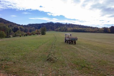 Traktör ve eski üst düzey çiftçi çim Ekim burada yan yatan ay Güney Almanya kırsalında düşmek