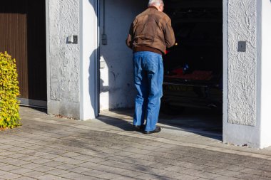 Güney Almanya Bavyera sonbahar öğleden sonra garajında önce komuta sizde