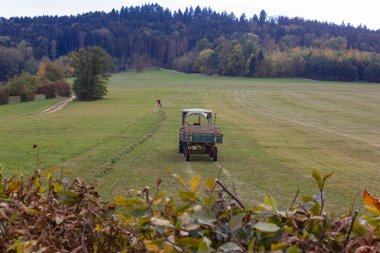 Traktör ve eski üst düzey çiftçi çim Ekim burada yan yatan ay Güney Almanya kırsalında düşmek