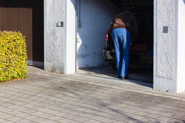 Güney Almanya Bavyera sonbahar öğleden sonra garajında önce komuta sizde