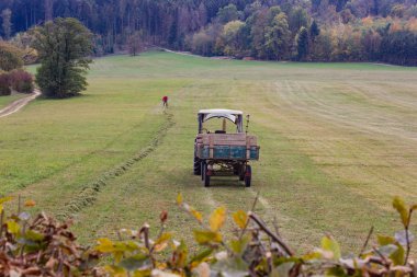 Traktör ve eski üst düzey çiftçi çim Ekim burada yan yatan ay Güney Almanya kırsalında düşmek