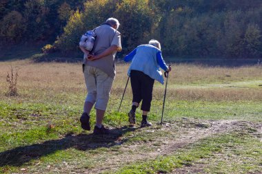 üst düzey çift açık baston ile sonbahar Ekim Güney Almanya'da egzersiz