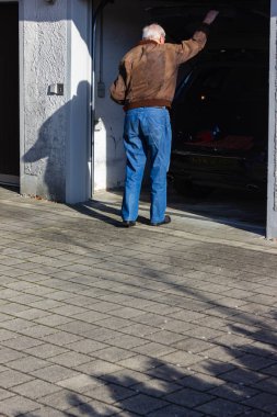 Güney Almanya Bavyera sonbahar öğleden sonra garajında önce komuta sizde