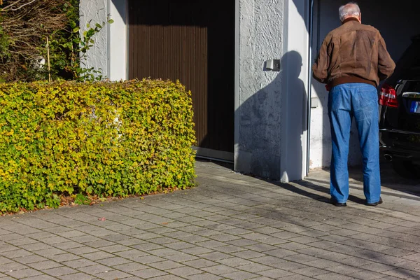 Güney Almanya Bavyera sonbahar öğleden sonra garajında önce komuta sizde