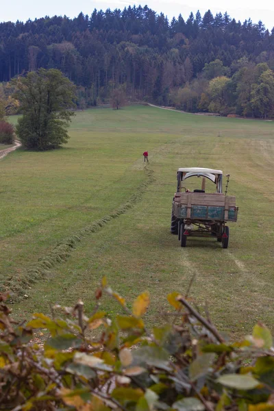 Traktör ve eski üst düzey çiftçi çim Ekim burada yan yatan ay Güney Almanya kırsalında düşmek
