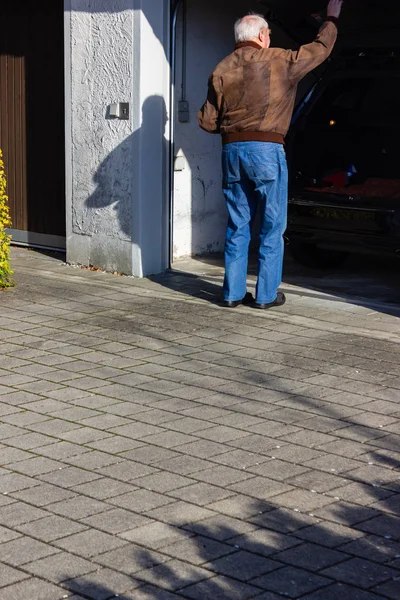 Güney Almanya Bavyera sonbahar öğleden sonra garajında önce komuta sizde