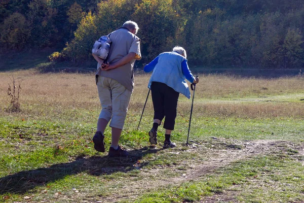 üst düzey çift açık baston ile sonbahar Ekim Güney Almanya'da egzersiz