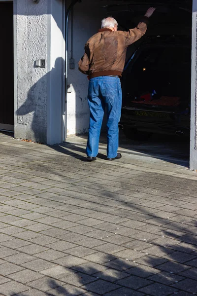 Hombre Mayor Antes Garaje Sur Alemania Bavaria Tarde Otoño — Foto de Stock
