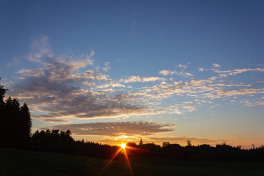 mavi gökyüzü günbatımı güney Alman kırsal güneş ışınları ile Eylül sonbahar akşam